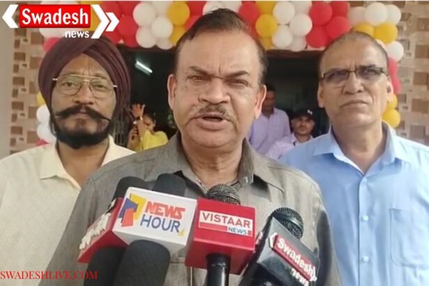 Khairagarh Collector inspected Markamtola Health Center and reviewed the services.