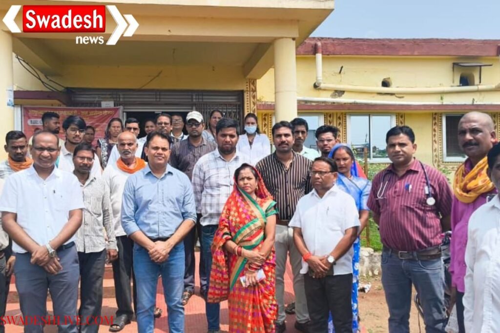 Khairagarh Collector inspected Markamtola Health Center and reviewed the services.