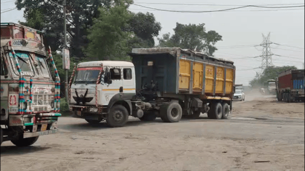 सिंगरौली में राखड़ परिवहन का संकट: ओवरलोड गाड़ियों से बढ़ा हादसों और प्रदूषण का खतरा