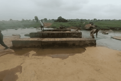 मऊगंज: सड़क और पुल अधूरा, बच्चे और शिक्षक खुद बना रहे रास्ता