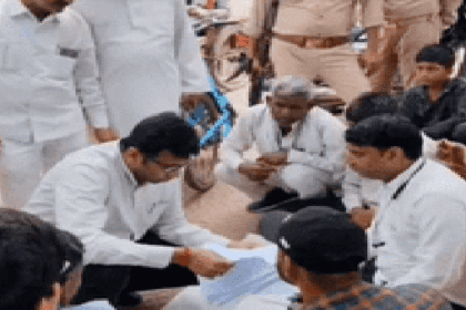 आगरा कलेक्ट्रेट में दिव्यांग का आत्मदाह का प्रयास, DM अरविंद मल्लप्पा ने जमीन पर बैठकर सुनी शिकायत