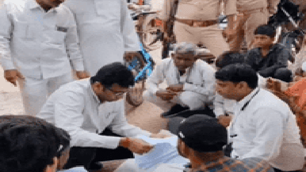 आगरा कलेक्ट्रेट में दिव्यांग का आत्मदाह का प्रयास, DM अरविंद मल्लप्पा ने जमीन पर बैठकर सुनी शिकायत
