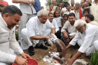 रीवा सांसद जनार्दन मिश्रा का अनोखा अंदाज: मुशहर समाज के बच्चों को नहलाकर दिलाई शिक्षा की राह