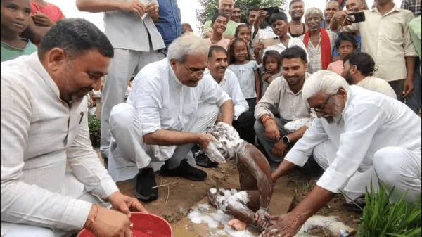 रीवा सांसद जनार्दन मिश्रा का अनोखा अंदाज: मुशहर समाज के बच्चों को नहलाकर दिलाई शिक्षा की राह