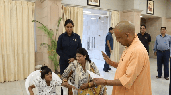 जनता दर्शन में सीएम योगी ने सुनी फरियाद, कानपुर की युवती मायरा को मिला दाखिले का भरोसा