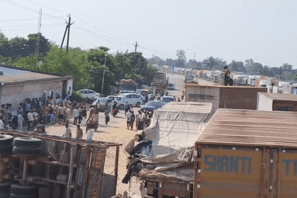 दतिया में ट्रक चालकों का RTO के खिलाफ प्रदर्शन, NH-44 पर लगा भीषण जाम