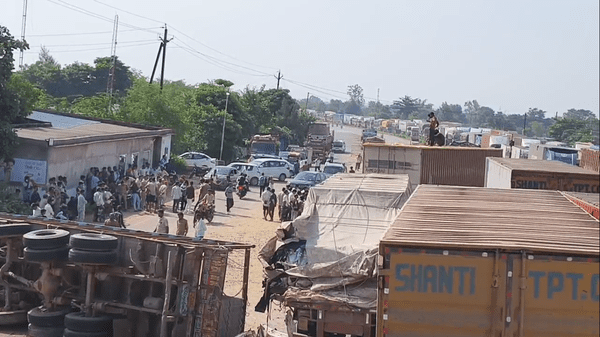 दतिया में ट्रक चालकों का RTO के खिलाफ प्रदर्शन, NH-44 पर लगा भीषण जाम