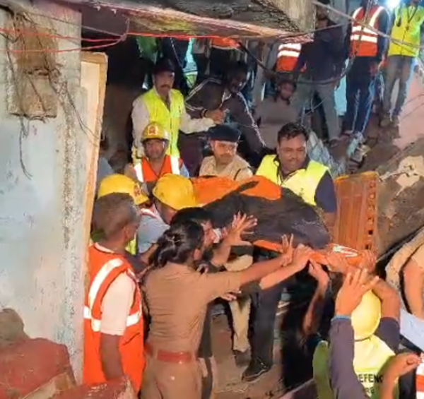 इंदौर में तीन मंजिला मकान ढहा: दो की मौत, 12 से अधिक लोगों का रेस्क्यू