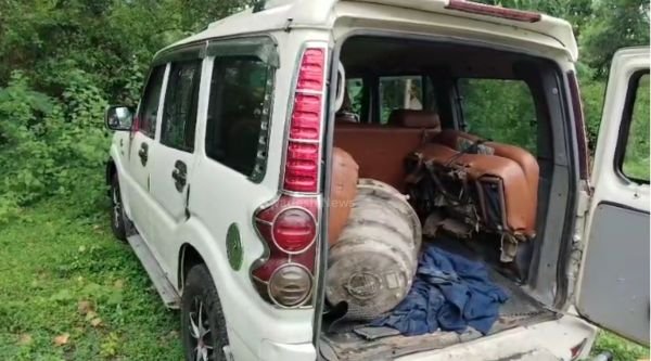 Podi police caught a Scorpio vehicle transporting illegal iron