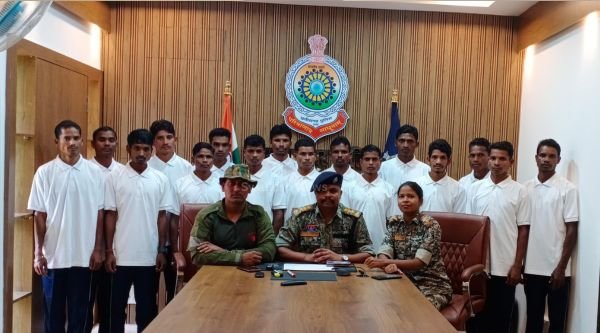 Narayanpur: 16 Naxalites surrendered under pressure from security forces
