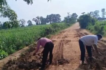 Balrampur: Show cause notice issued to teacher and teacheress who were repairing the road