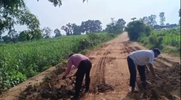 Balrampur: Show cause notice issued to teacher and teacheress who were repairing the road