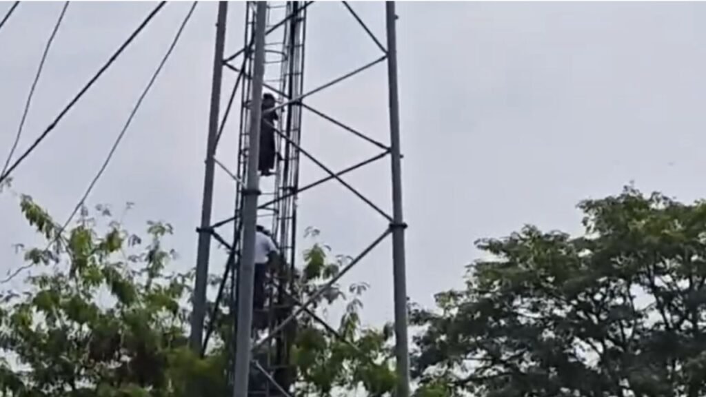Lohardaga: After a dispute in love affair, a girl climbed a 150 feet high tower