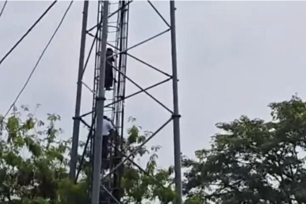 Lohardaga: After a dispute in love affair, a girl climbed a 150 feet high tower