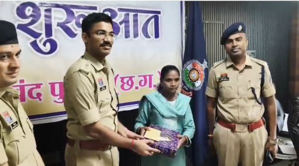 Gariaband Breaking: A female Naxalite with a bounty of Rs 8 lakhs surrendered