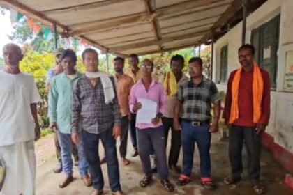 Pakhanjoor: Villagers upset with the arbitrariness of the ration shop operator, complain to SDM