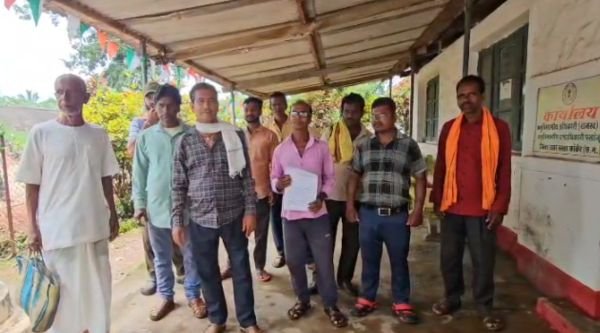Pakhanjoor: Villagers upset with the arbitrariness of the ration shop operator, complain to SDM