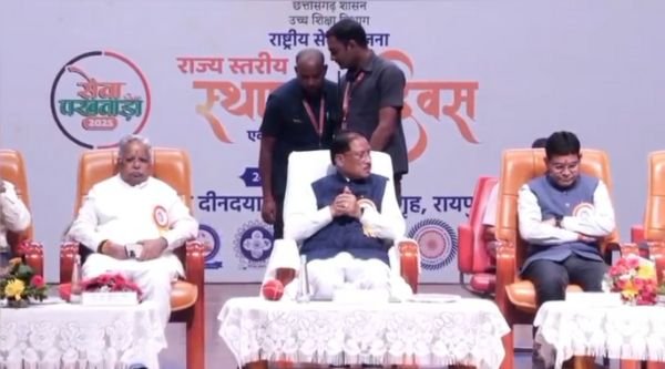 Raipur: Chief Minister and Minister honored the participants on the foundation day of National Service Scheme (NSS).