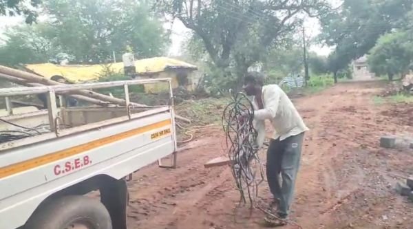 Gariaband: Open electricity theft in government construction in Rajim