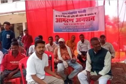 In Marwahi, Panchayat Secretary and Sarpanch are accused of corruption, villagers go on hunger strike