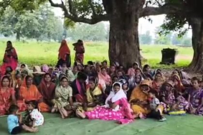 A special village meeting was held in Jamgaon, and attempts to persuade the converted families failed.