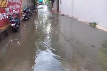 Half an hour of rain in Kanker caused flood-like situation in the drain.