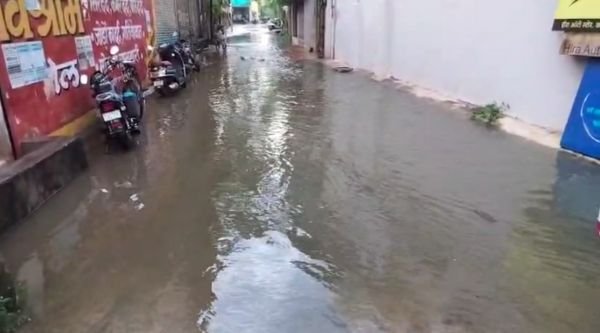 Half an hour of rain in Kanker caused flood-like situation in the drain.