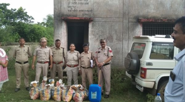 Mungeli: 10 boxes of liquor and 30 litres of spirits recovered from a government primary school