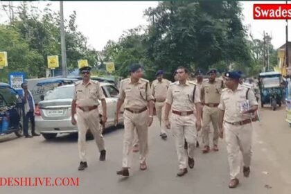 Madhupur: SP Saurabh Kumar inspected the pandals for Durga Puja.