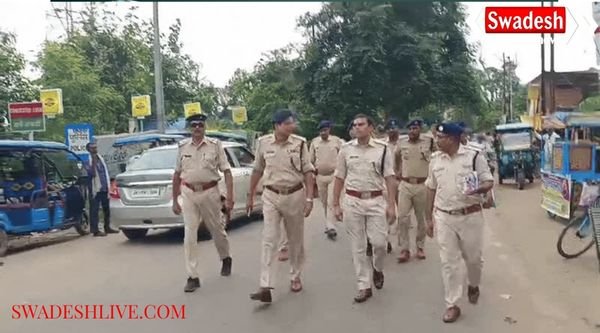 Madhupur: SP Saurabh Kumar inspected the pandals for Durga Puja.