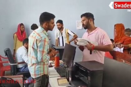 People troubled by the crowd at Kalayat aid centers