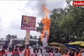 Vishwa Hindu Bajrang Dal protested against Axis Bank's Navratri advertisement in Durg.