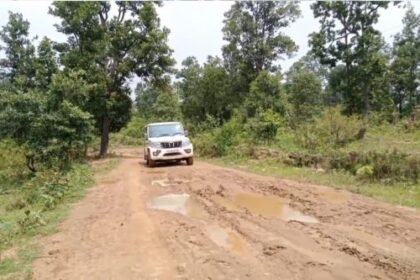 Surajpur: Mayurdhaki-Putki road turned into potholes