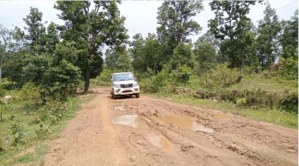 Surajpur: Mayurdhaki-Putki road turned into potholes