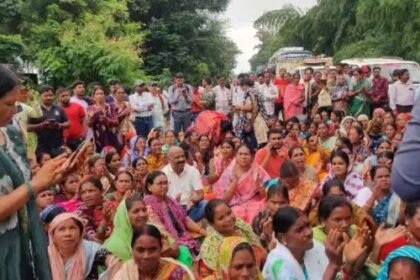 कांकेर ब्रेकिंग: धरना देने जा रही मितानिनों को पुलिस ने रोका, हाईवे-30 पर जाम