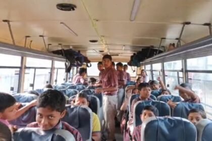 Katghora: School buses are standing still due to non-availability of diesel, children's education is in danger