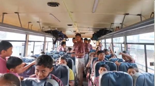 Katghora: School buses are standing still due to non-availability of diesel, children's education is in danger