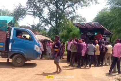 Huge crowd gathered for Ganesh Visarjan, devotees bid farewell to Bappa by dancing and singing to the tune of DJ