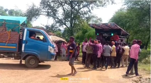 Huge crowd gathered for Ganesh Visarjan, devotees bid farewell to Bappa by dancing and singing to the tune of DJ