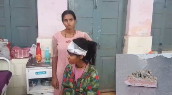 The dilapidated roof of Khairagarh Civil Hospital collapsed, a girl who came for treatment was injured
