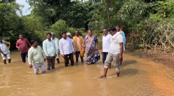MLA stopped the river in Bhanupratappur, villagers have been demanding a bridge for years
