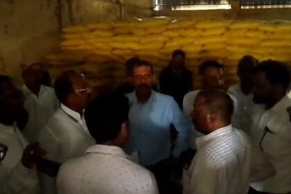 Singrauli: MLA and collector inspected the fertilizer distribution system