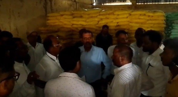 Singrauli: MLA and collector inspected the fertilizer distribution system
