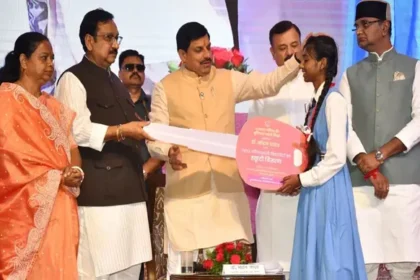 स्कूटी पाकर खिल उठे बच्चों के चेहरे: मुख्यमंत्री डॉ. मोहन यादव ने 7832 टॉपर्स को दिया खास तोहफा