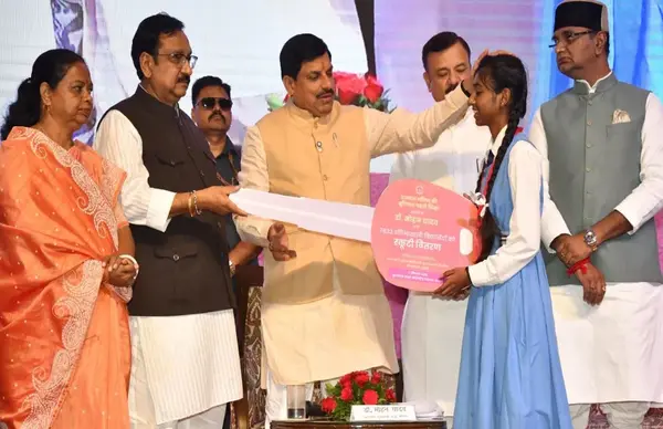 स्कूटी पाकर खिल उठे बच्चों के चेहरे: मुख्यमंत्री डॉ. मोहन यादव ने 7832 टॉपर्स को दिया खास तोहफा