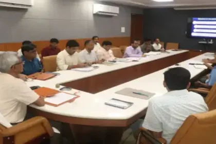 आगरा एयरफोर्स स्टेशन के पास कूड़े का खतरा: मंडलायुक्त ने दिए सख्त निर्देश