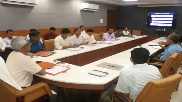 आगरा एयरफोर्स स्टेशन के पास कूड़े का खतरा: मंडलायुक्त ने दिए सख्त निर्देश