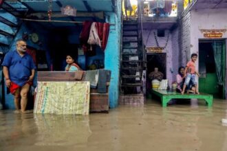 दिल्ली बाढ़ 2025: यमुना का जलस्तर 206 मीटर पार, यमुना बाजार व मोनेस्ट्री मार्केट जलमग्न
