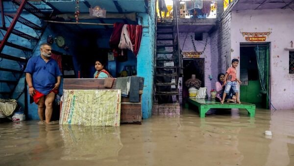 दिल्ली बाढ़ 2025: यमुना का जलस्तर 206 मीटर पार, यमुना बाजार व मोनेस्ट्री मार्केट जलमग्न