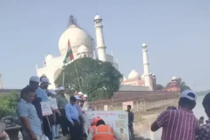 ताजमहल के पीछे चला स्वच्छता अभियान: दशहरा घाट से हटाई बाढ़ की सिल्ट, लोगों को दिलाई स्वच्छता की शपथ